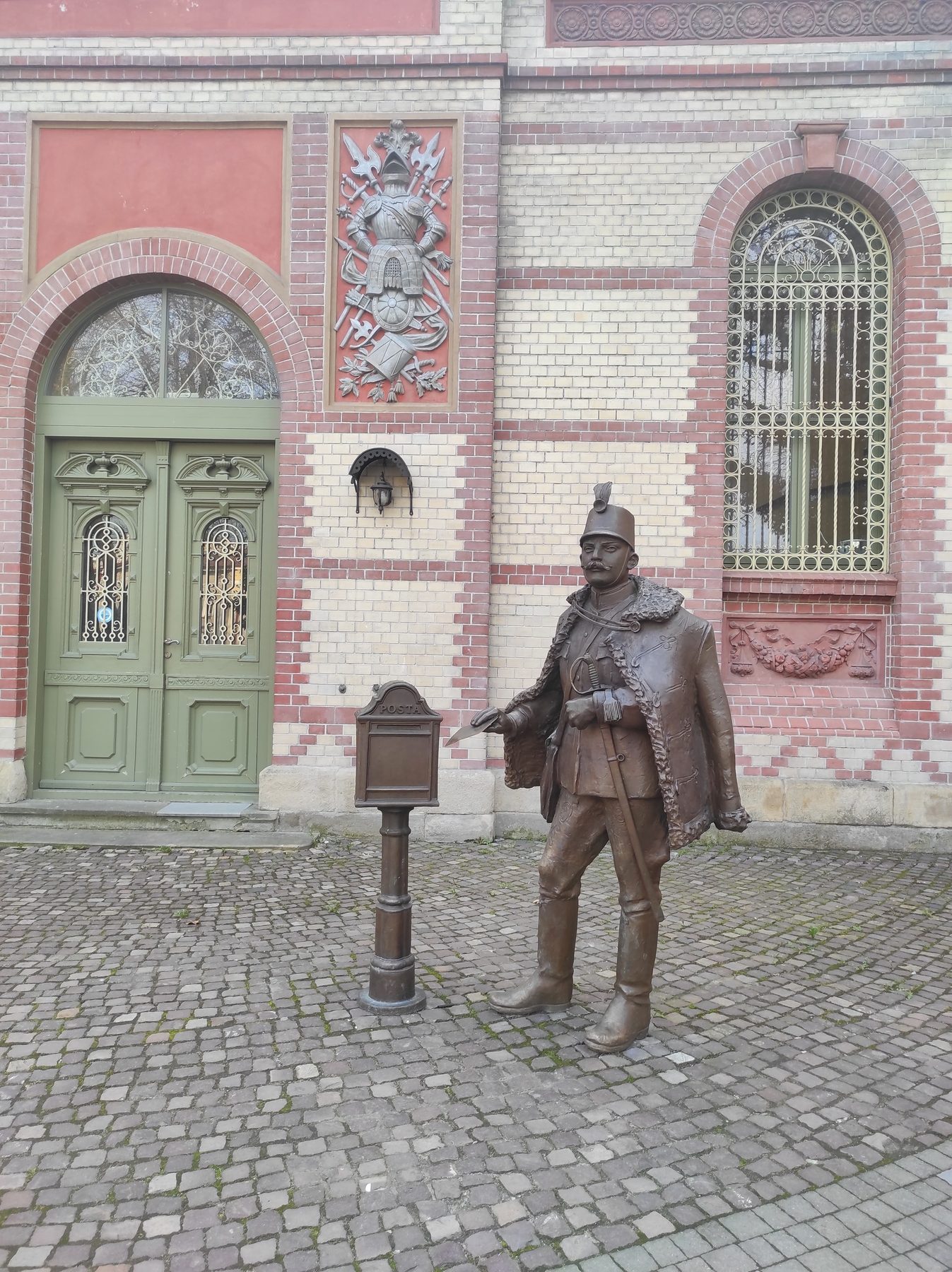 Rzeźba z brązu postaci w mundurze na Rynku