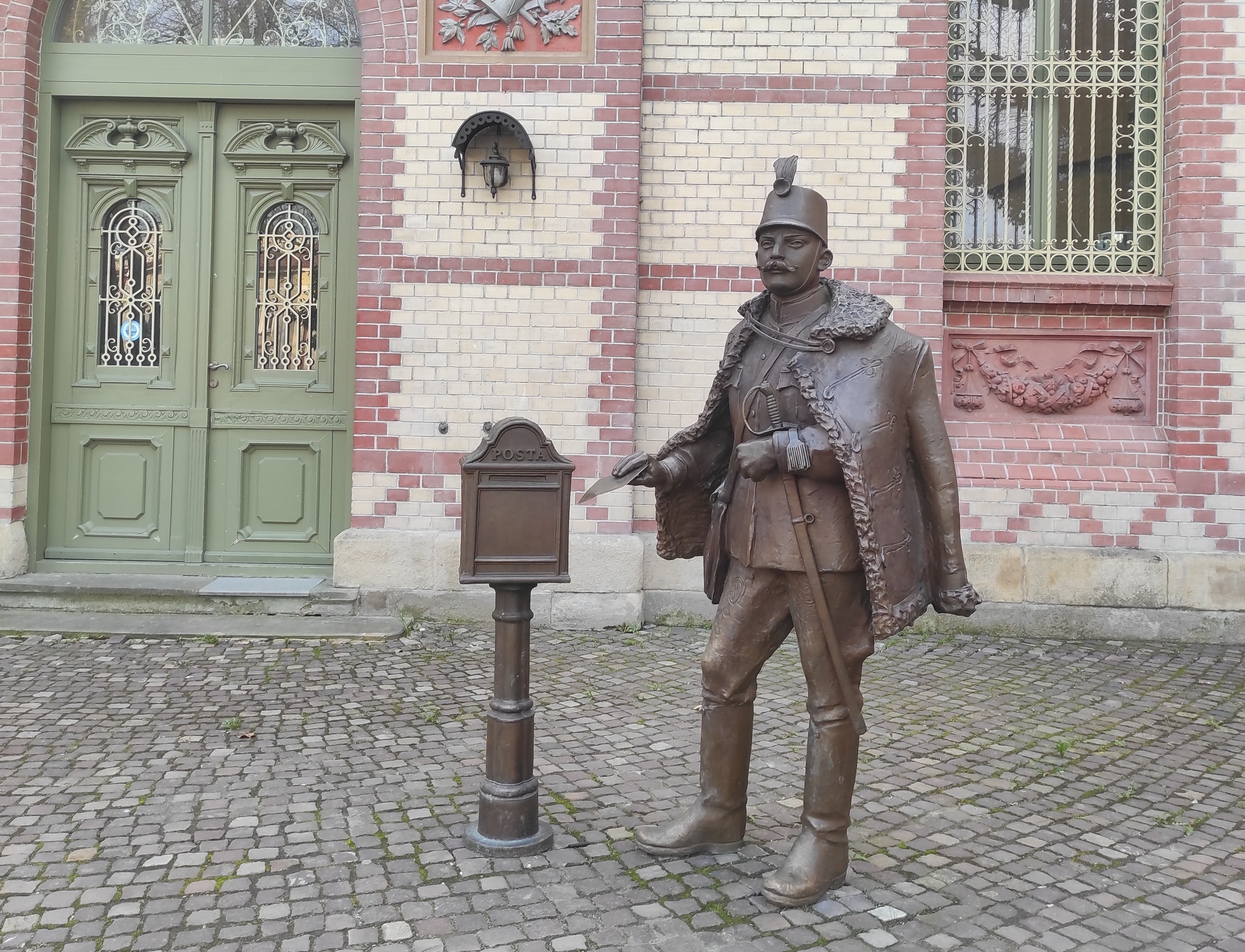 Egyenruhás alak bronzszobra a főtéren