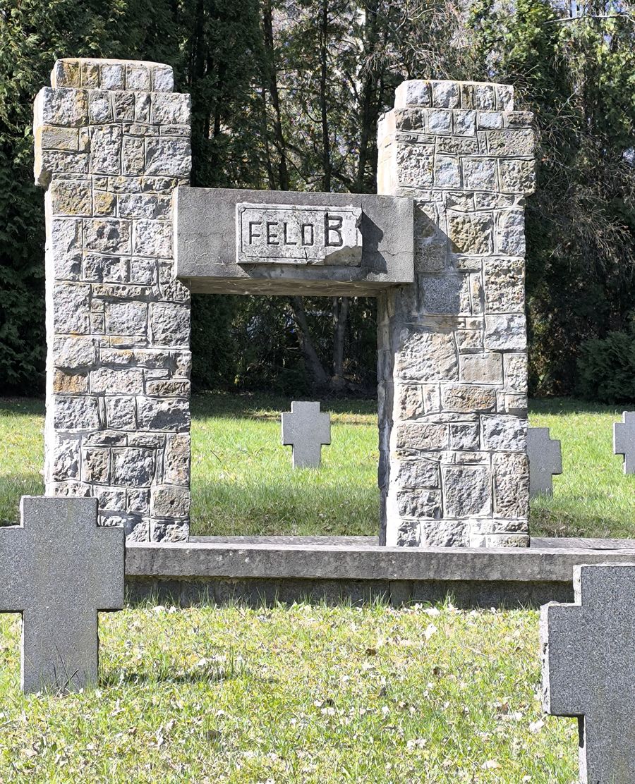 A „Feld B” sírmező kőkapuja és keresztjei